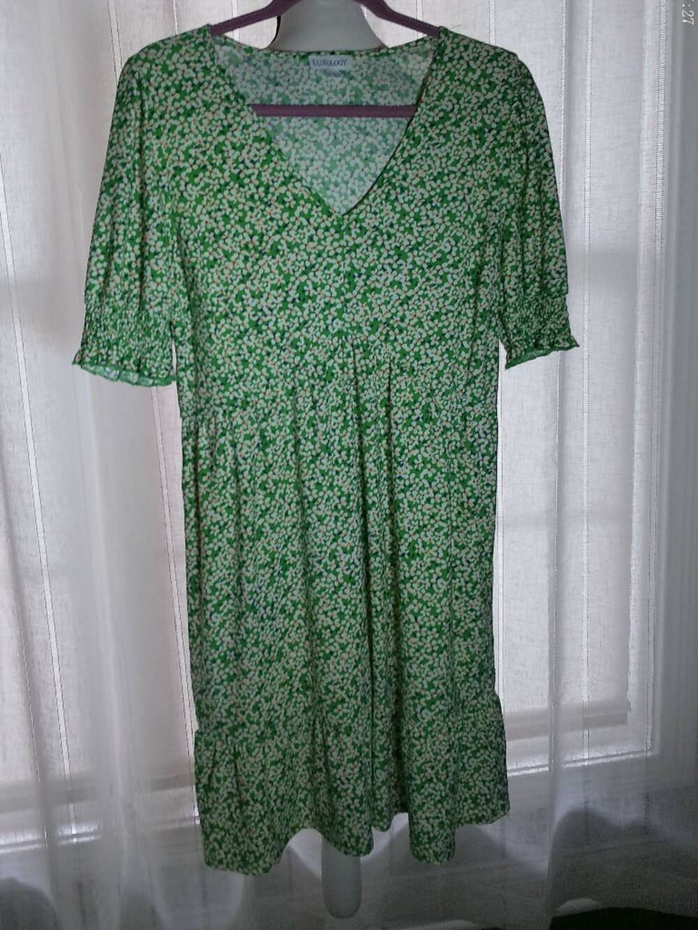 LUXOLOGY Short Elastic Sleeves V-Neck Green w/Tiny White Daiseys Mini Dress L